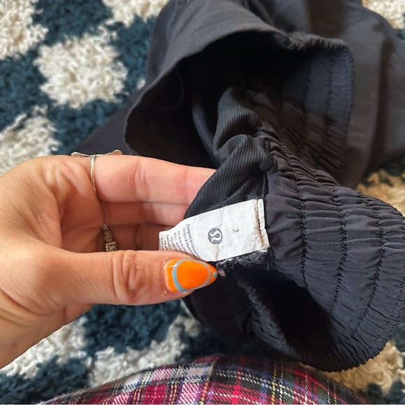 - Lululemon Hotty Hot Short II *Long 4" Black - Picture 6 of 6